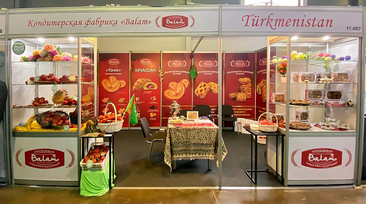 Продукция туркменских кондитеров на выставке в Алматы