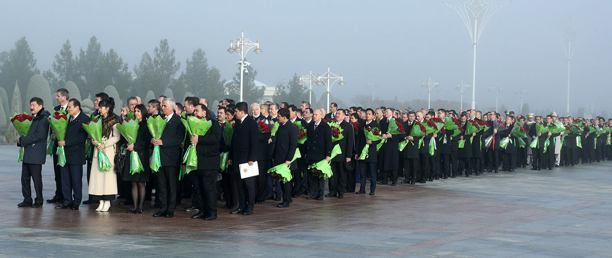 Türkmenistanyň Prezidenti Bitaraplyk binasyna gül goýmak dabarasyna gatnaşdy