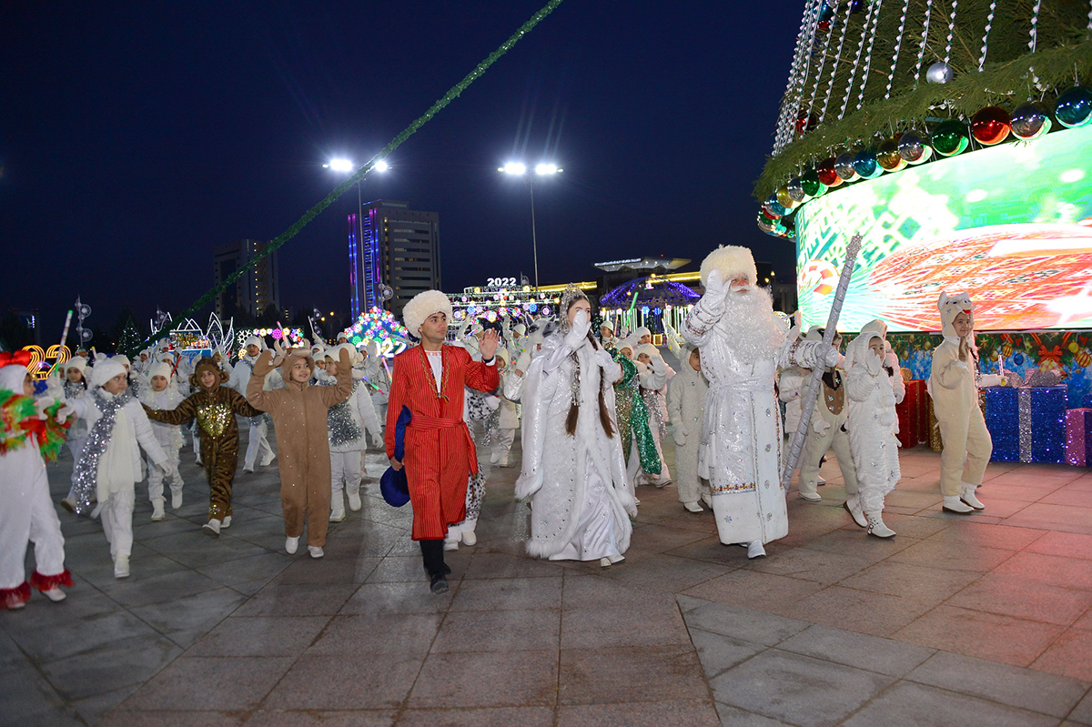 Праздничными огнями засверкала Главная новогодняя ёлка Туркменистана