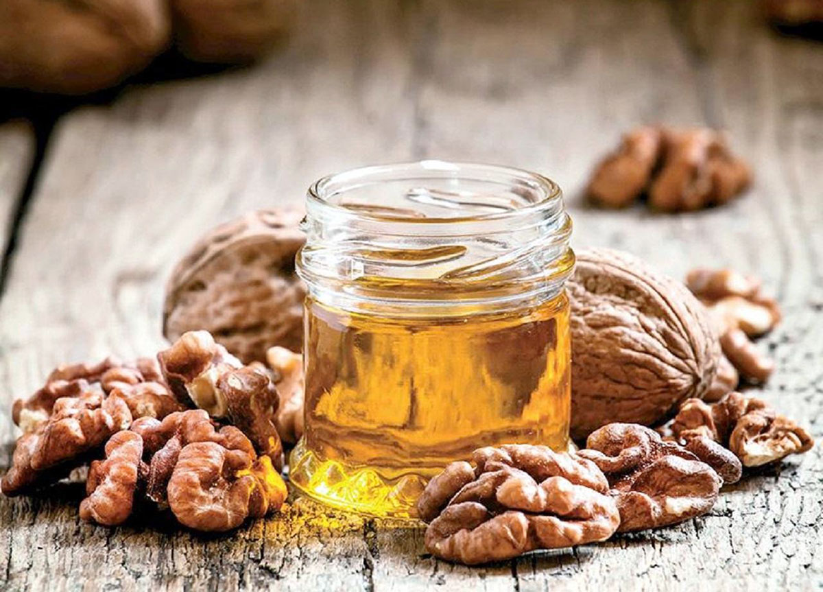 Useful «duet» of honey and nuts