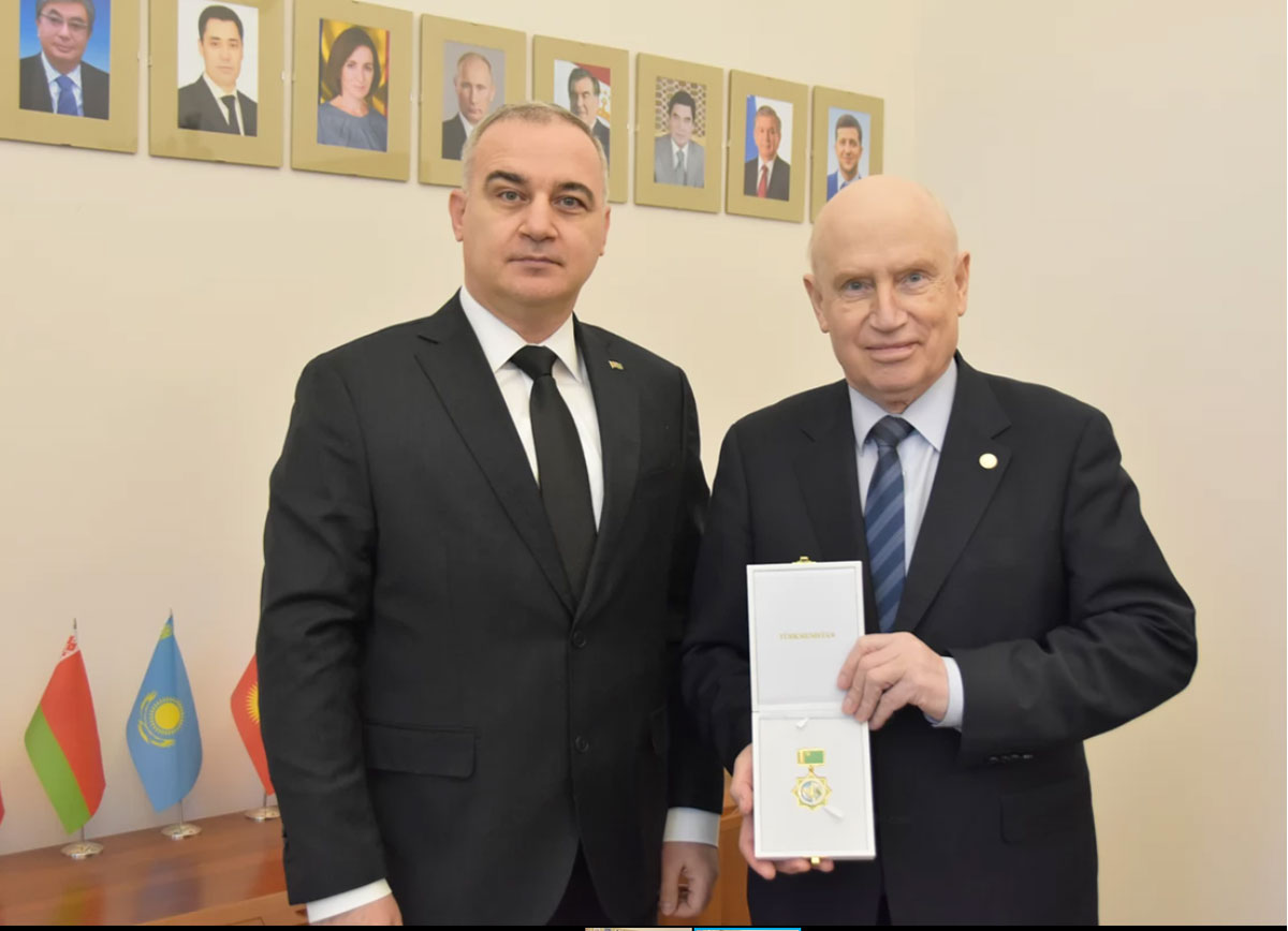 Председателю Исполкома СНГ вручена юбилейная медаль «25-летие Нейтралитета Туркменистана»