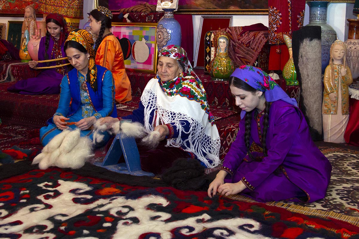 The life of Turkmens in the reflection of arts and crafts