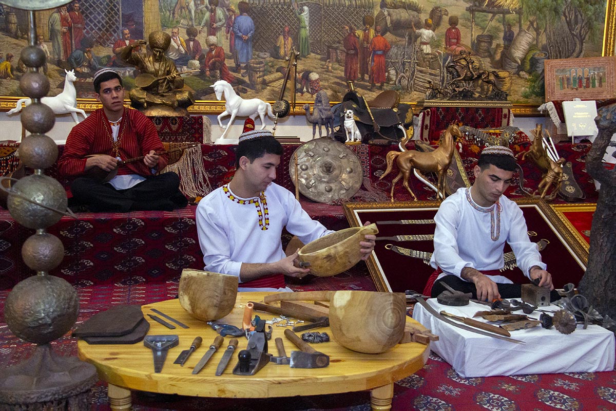 The life of Turkmens in the reflection of arts and crafts