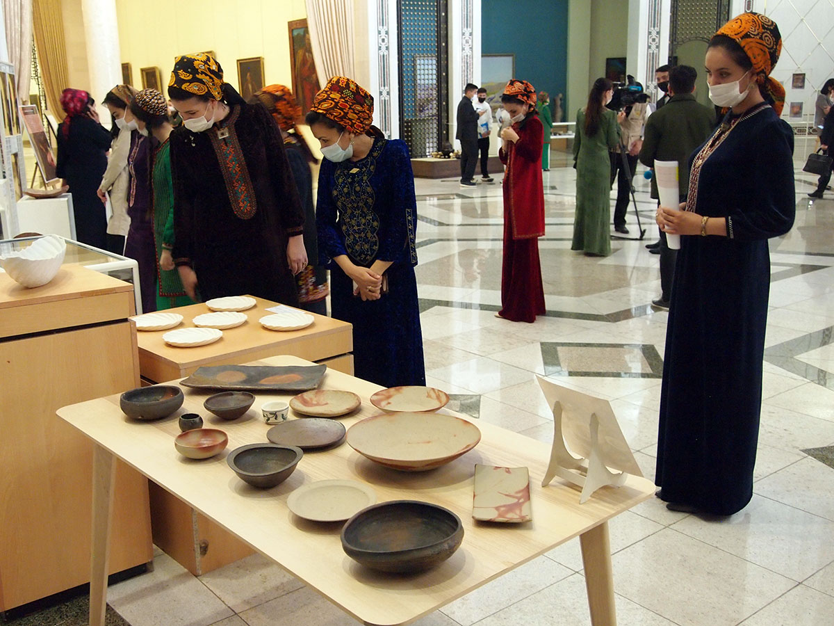 В Ашхабаде проходит выставка японской керамики