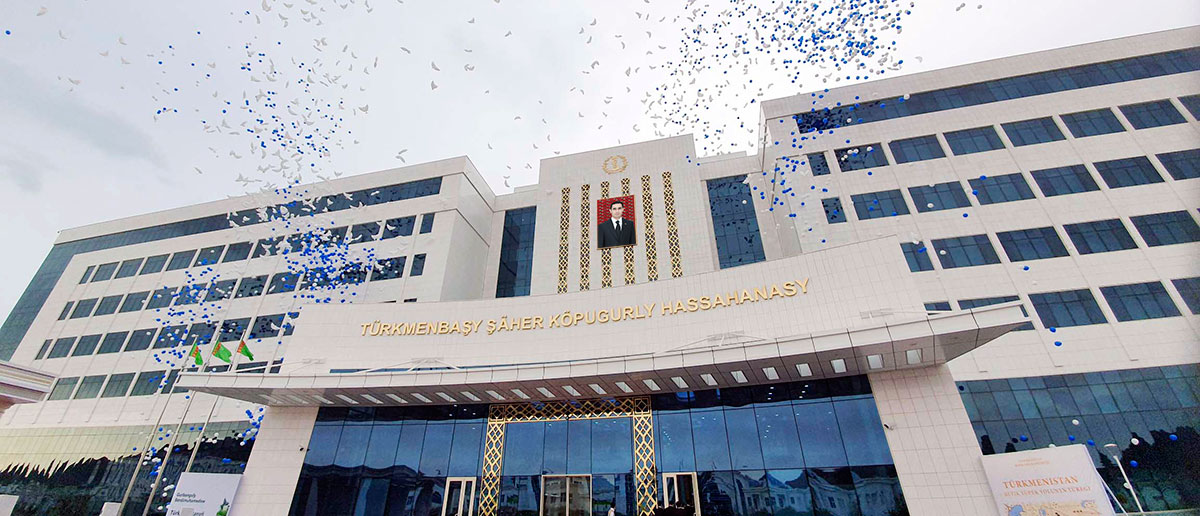 Президент Туркменистана принял участие в открытии многопрофильной больницы в городе Туркменбаши