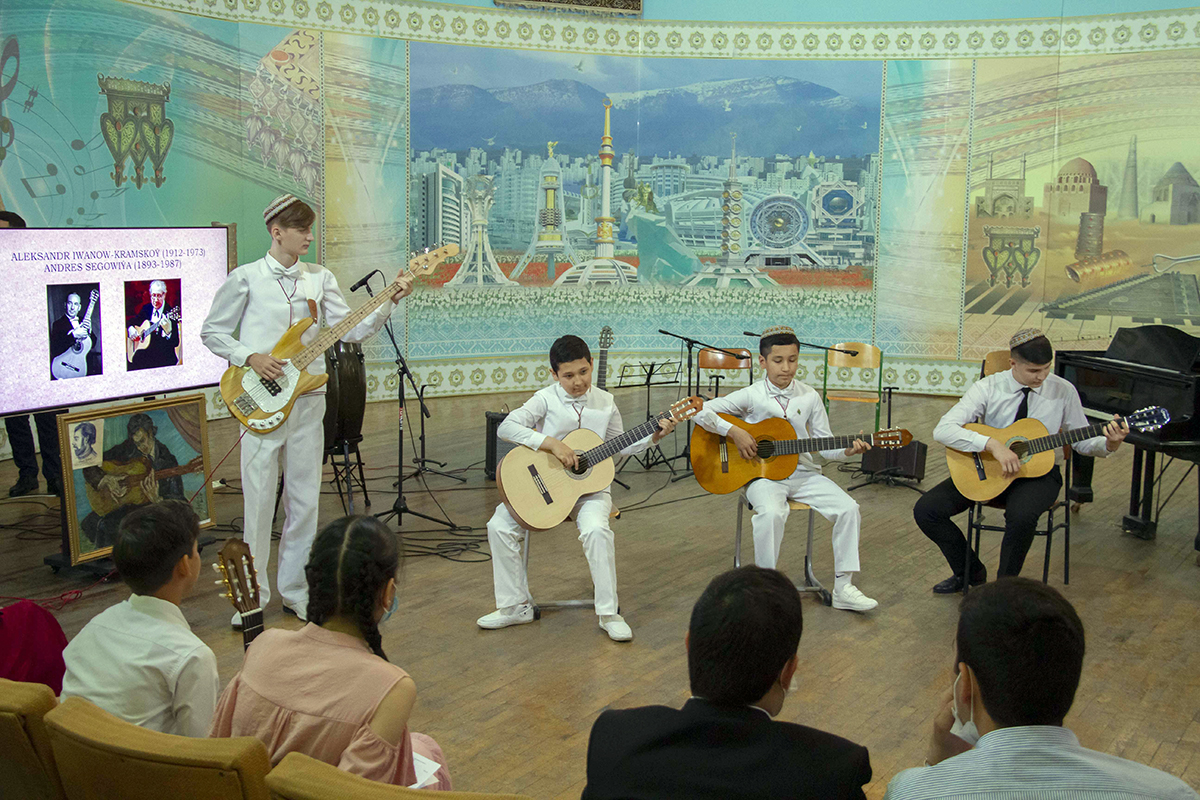 Türkmen gitaracylary Yslam Babaýewi ýatladylar