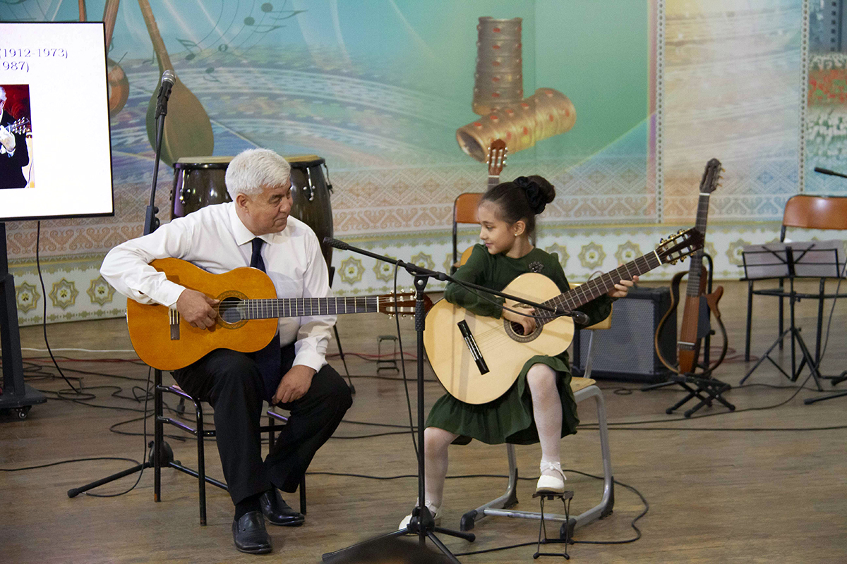 Türkmen gitaracylary Yslam Babaýewi ýatladylar