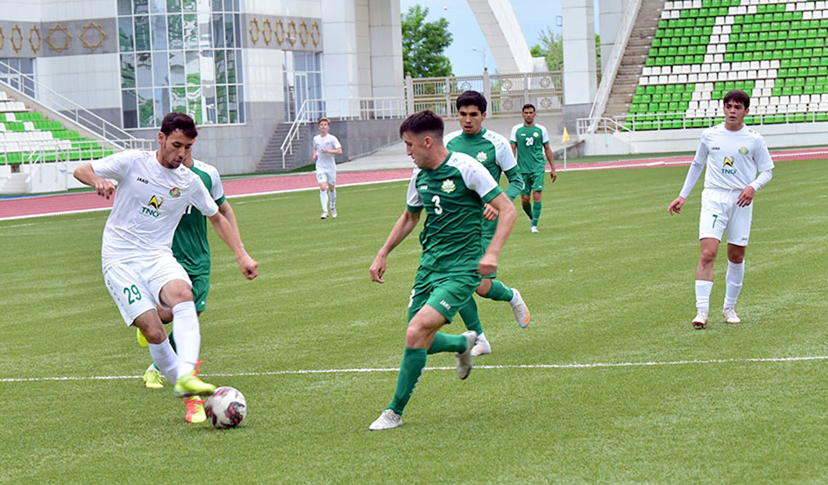 «Алтын асыр» сохраняет лидерство в борьбе за Кубок Ашхабада по футболу