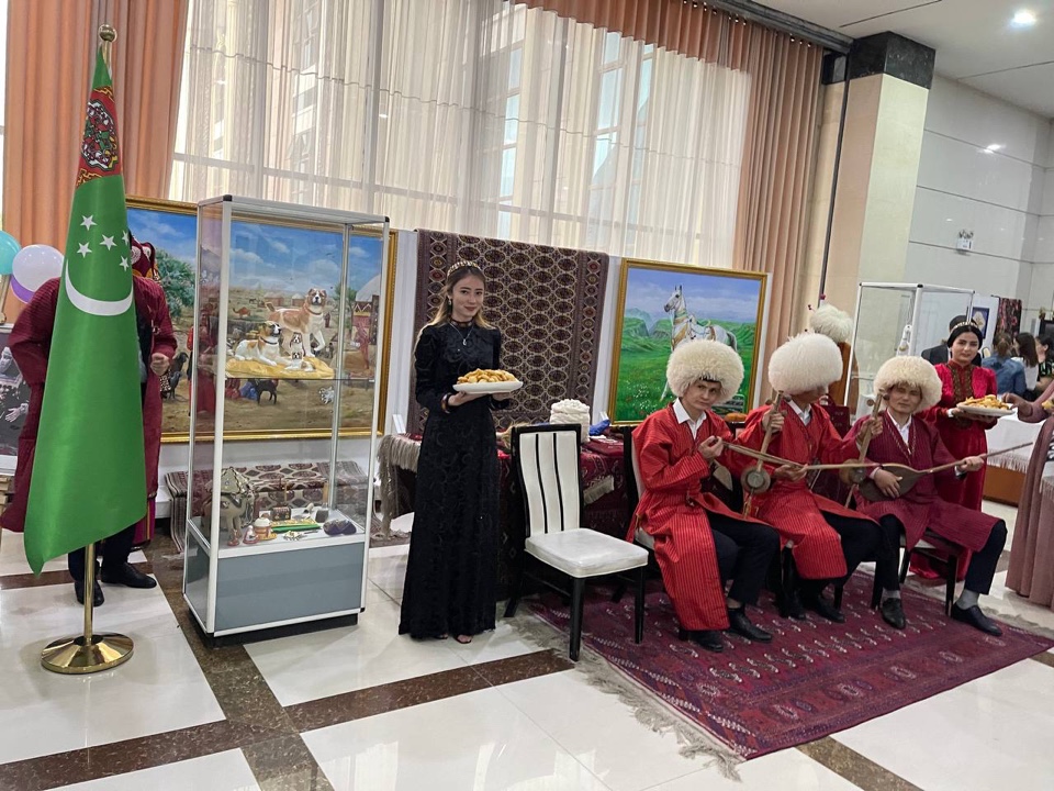 Посольство Туркменистана в Душанбе приняло участие в международной акции «Ночь в музее»