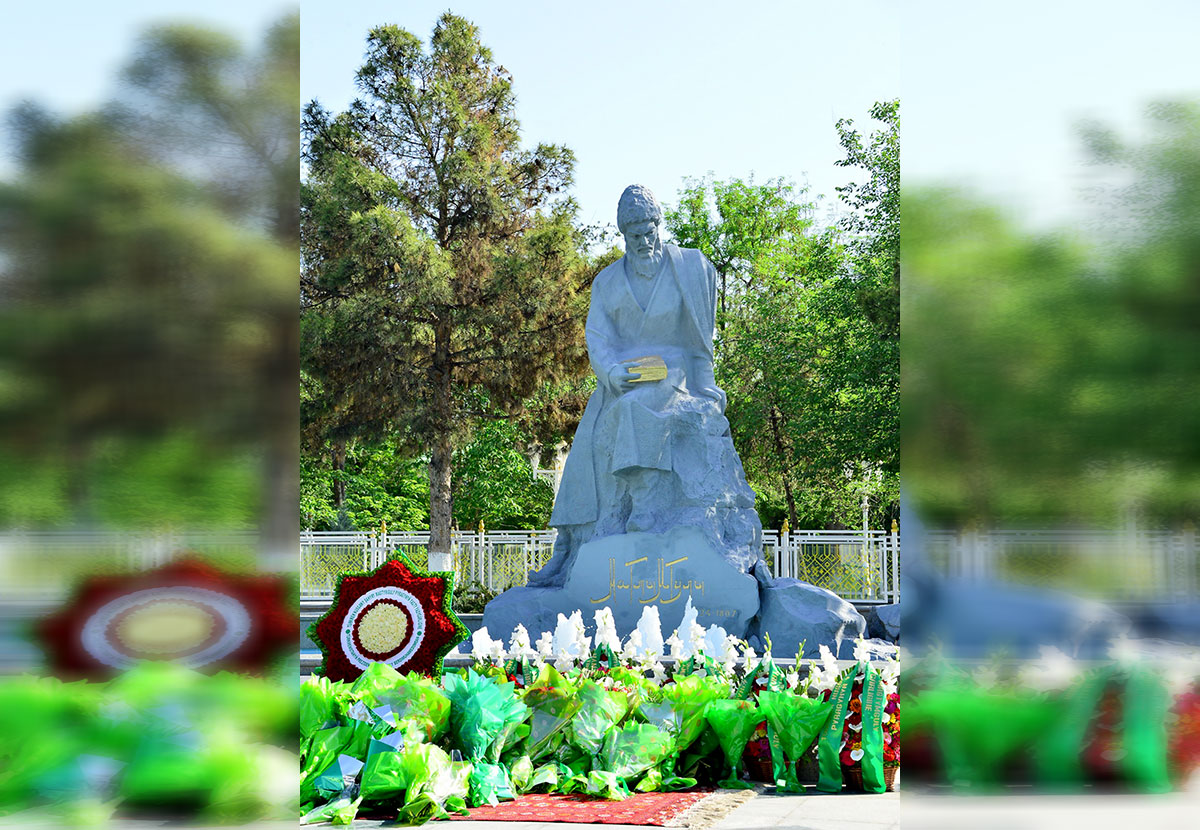 The monument to Makhtumkuli is a masterpiece of Turkmen monumental art