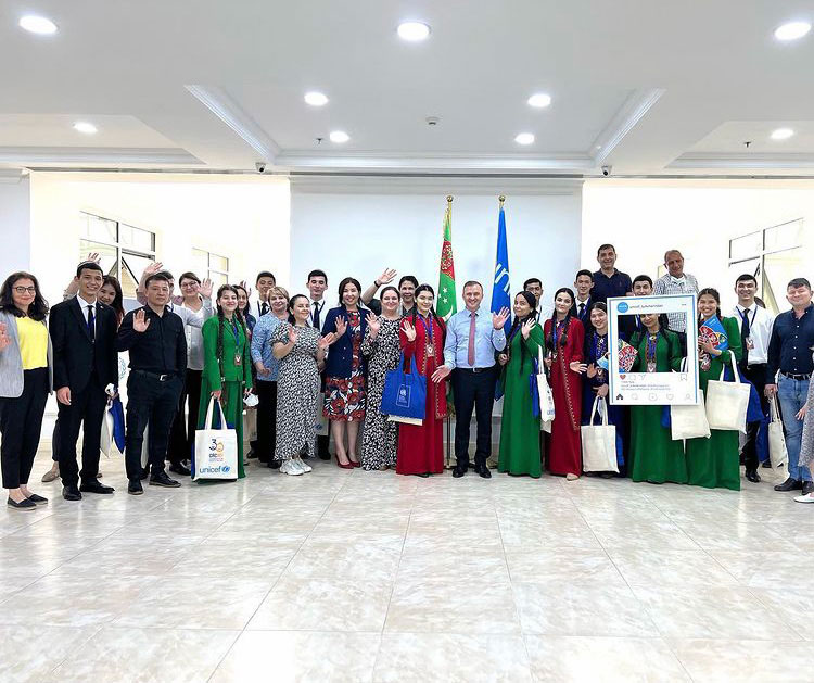 Туркменские студенты и школьники посетили Здание ООН в Ашхабаде