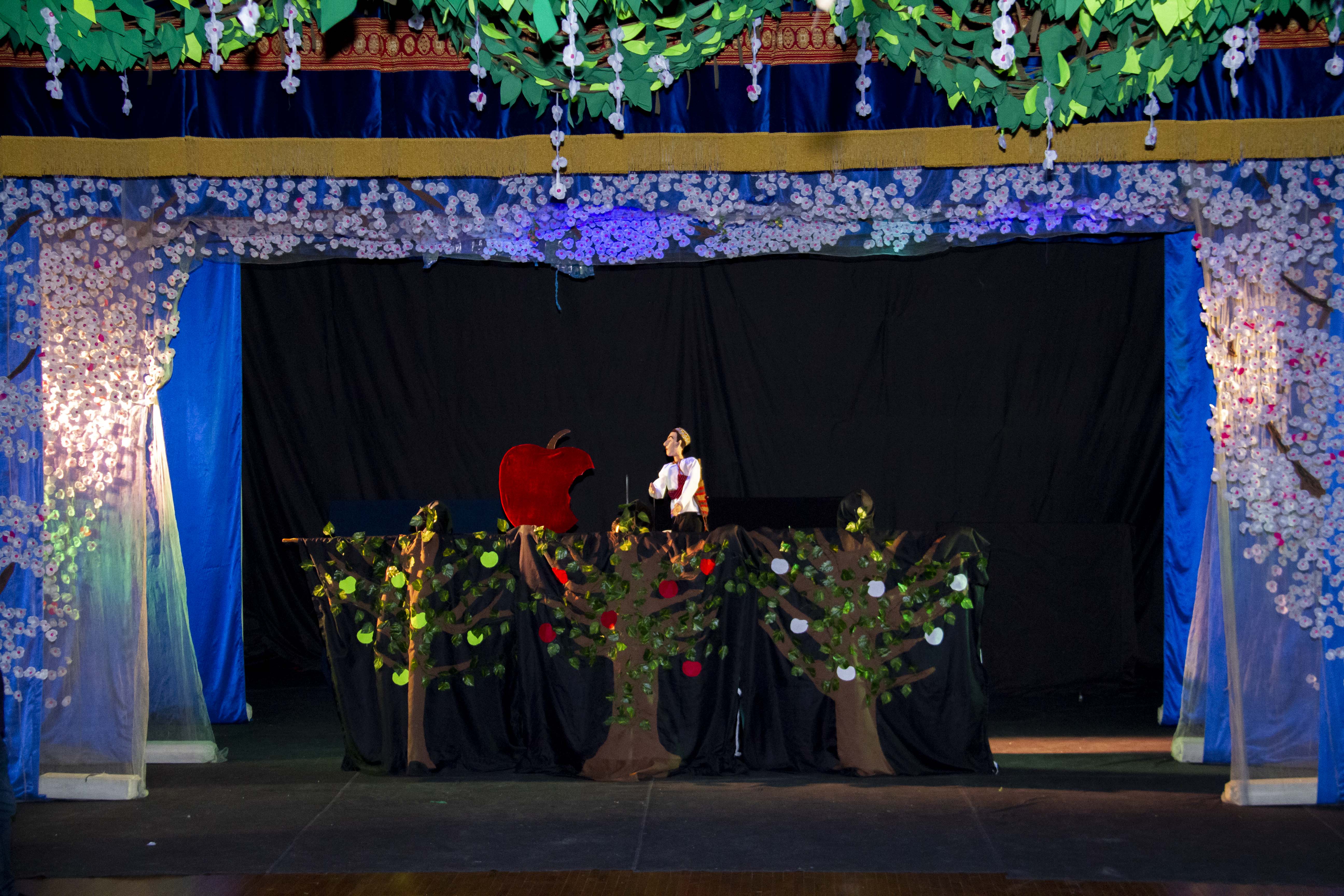 В гостях у сказки: Туркменский кукольный театр показал премьеру спектакля «Gyzyl alma»