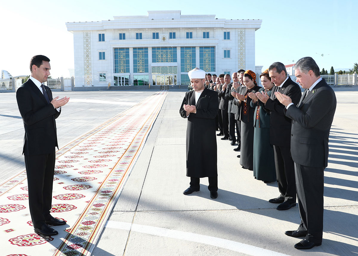 Türkmenistanyň Prezidenti Serdar Berdimuhamedow umra hajyny berjaý edýär