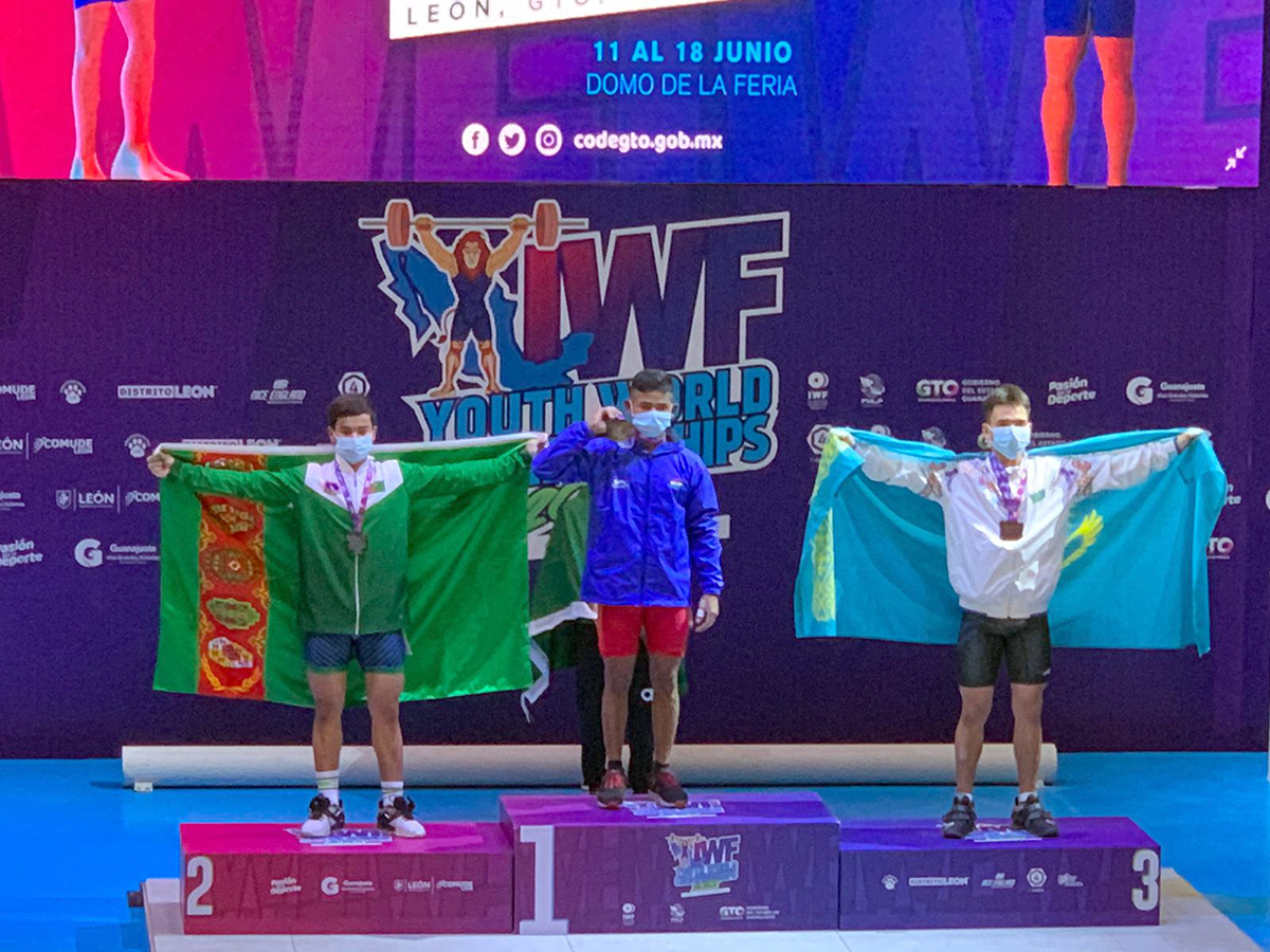 Туркменский штангист завоевал серебро в толчке на юношеском первенстве мира в Мексике