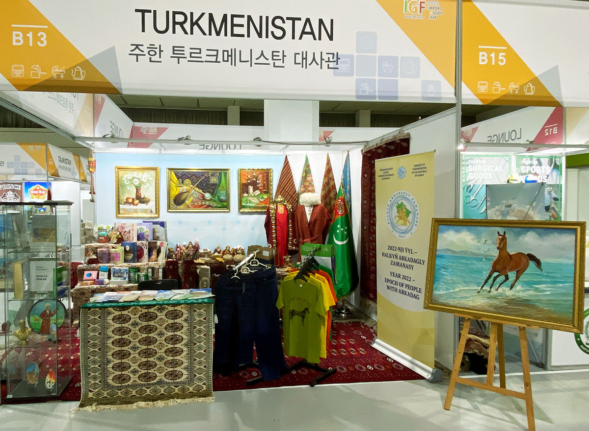Türkmenistanyň dokma önümleri 2022 – Import harytlaryň sergisinde görkezildi