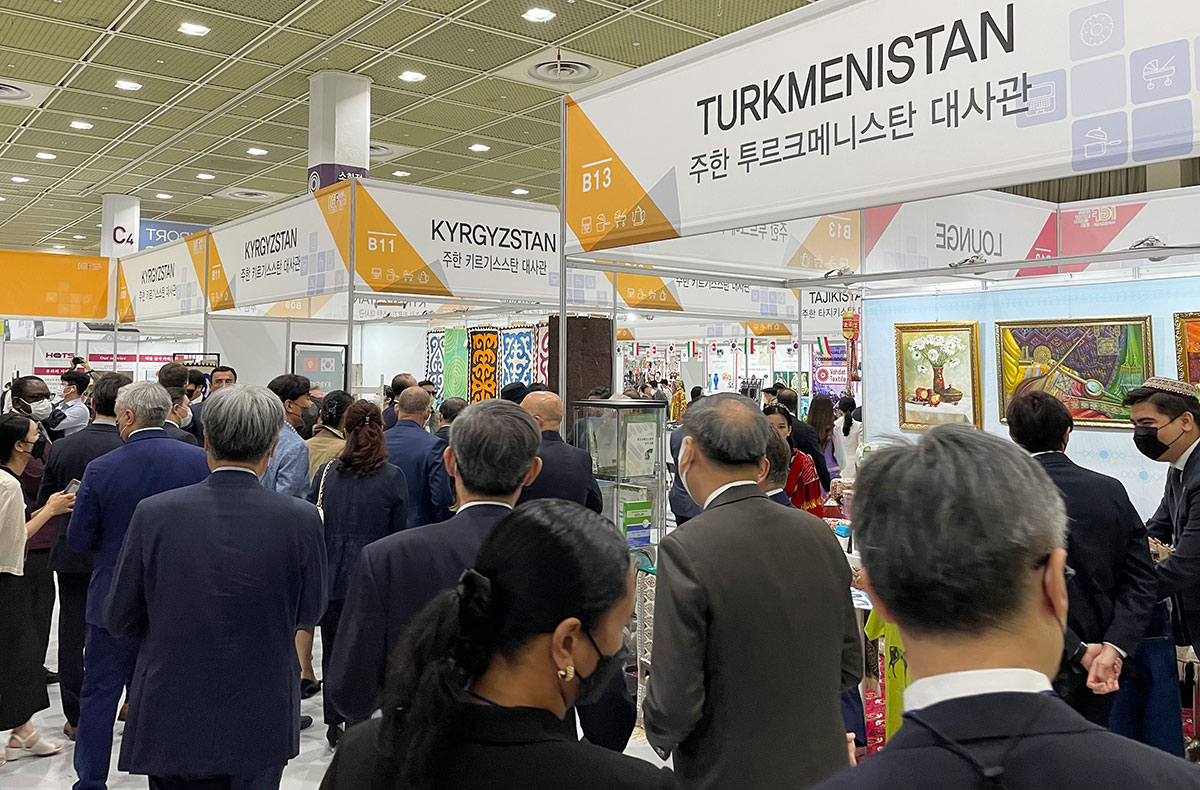 Türkmenistanyň dokma önümleri 2022 – Import harytlaryň sergisinde görkezildi