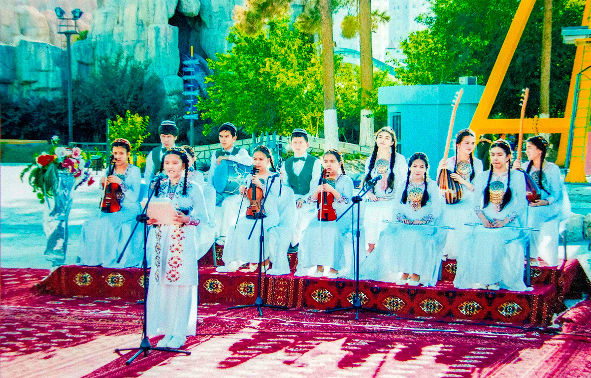 To the opening of the park "Doşkent" - a song in Turkmen and Uzbek