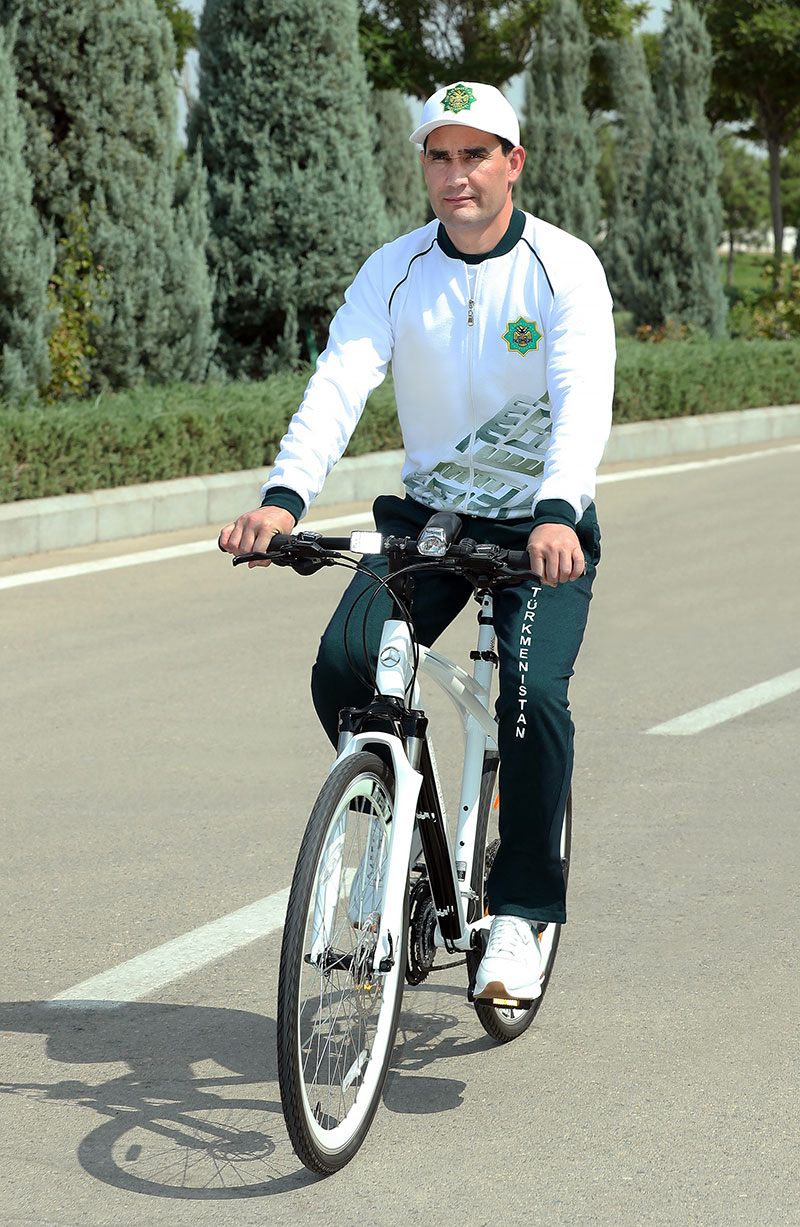 Президент Сердар Бердымухамедов совершил прогулку и велокросс по прибрежной зоне Каспийского моря