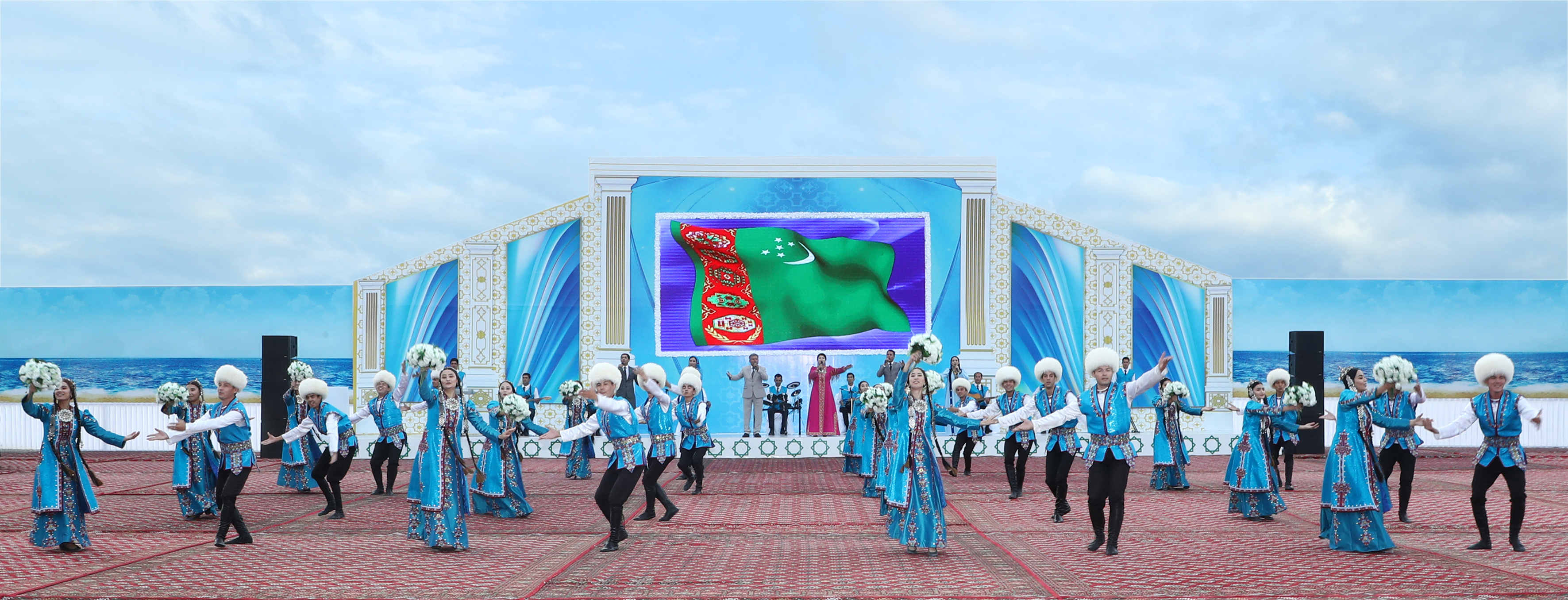 Türkmenistanyň Prezidenti Garabogazköl aýlagynyň üstünden geçýän täze awtomobil köprüsiniň düýbüni tutmak dabarasyna gatnaşdy