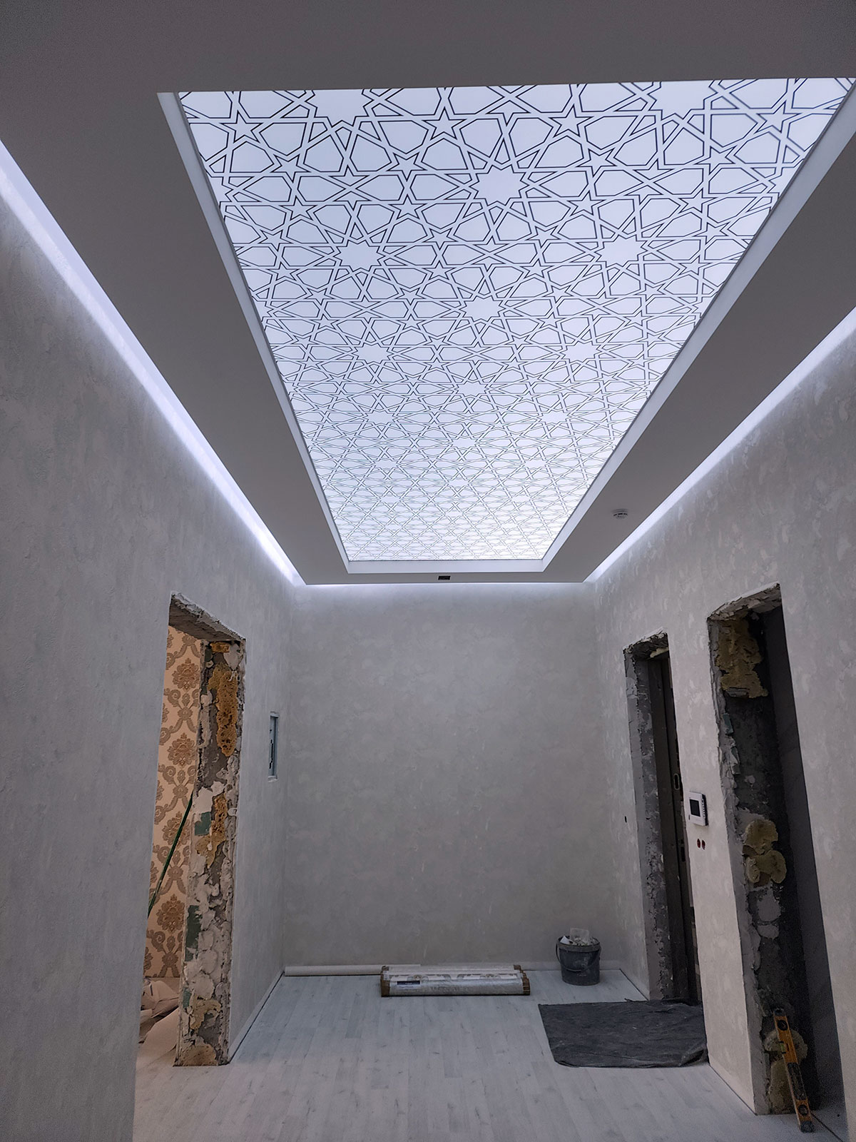 Art wallpaper will decorate the premises