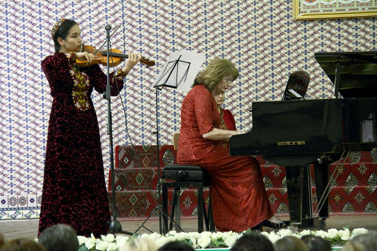Звуками дутара открылся концерт к Международному дню музыки