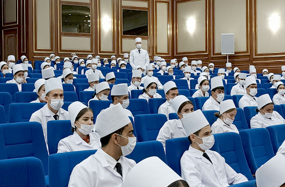 Студенты Туркменского медуниверситета ознакомились с проектами развития, реализуемыми в стране