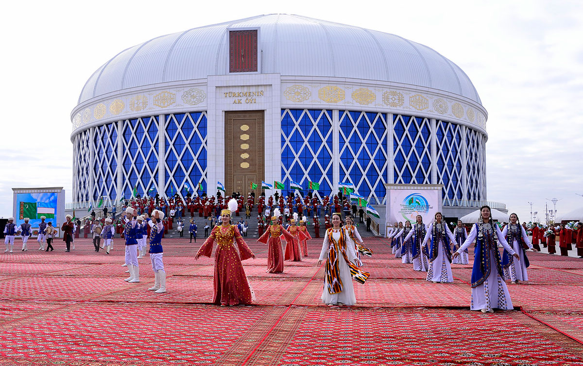 Türkmenistanda türkmen we özbek halklarynyň dostluk festiwaly geçirilýär