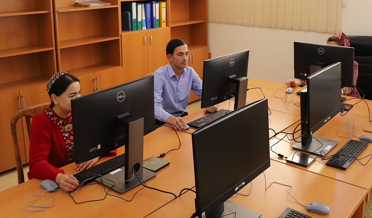 В шести городах Туркменистана созданы Учебно-информационные центры для поддержки занятости молодежи