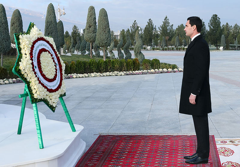 The President of Turkmenistan took part in the ceremony of laying flowers at the Monument of Neutrality