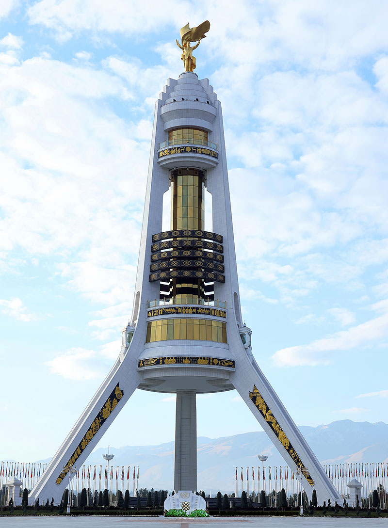 The President of Turkmenistan took part in the ceremony of laying flowers at the Monument of Neutrality