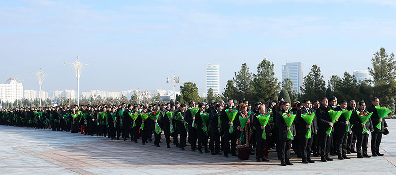 The President of Turkmenistan took part in the ceremony of laying flowers at the Monument of Neutrality