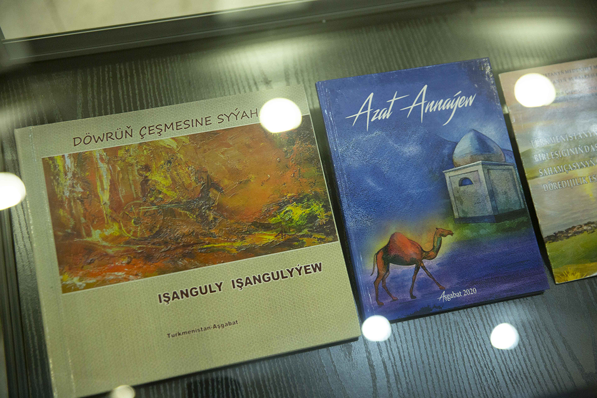 Искусствовед Азат Аннаев выставил свои живописные работы