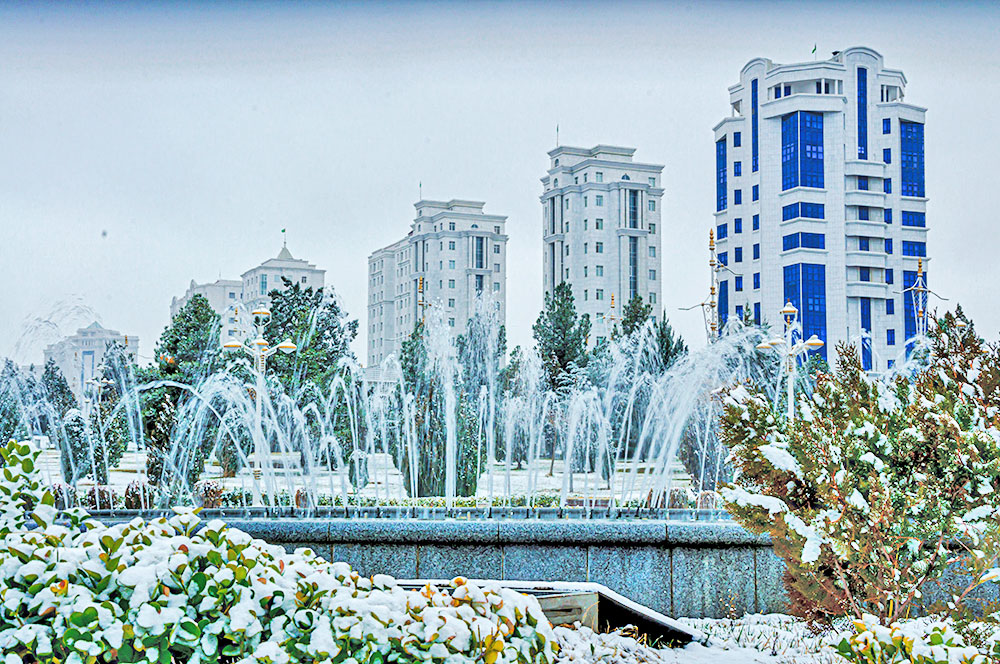 Беломраморный Ашхабад превратился в снежную сказку