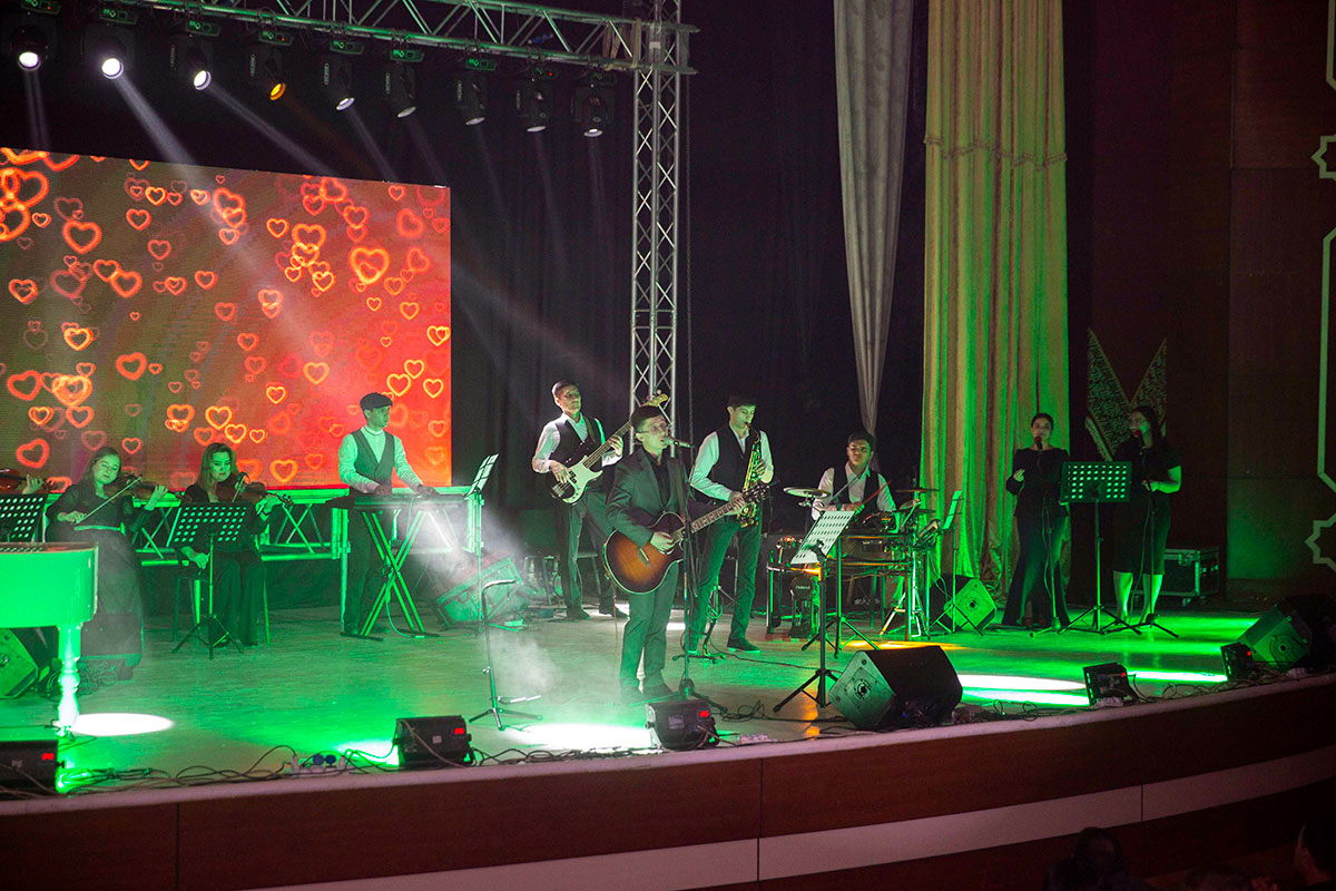 Звучи, гитара: в Ашхабаде прошёл концерт Селима Гурбансахедова