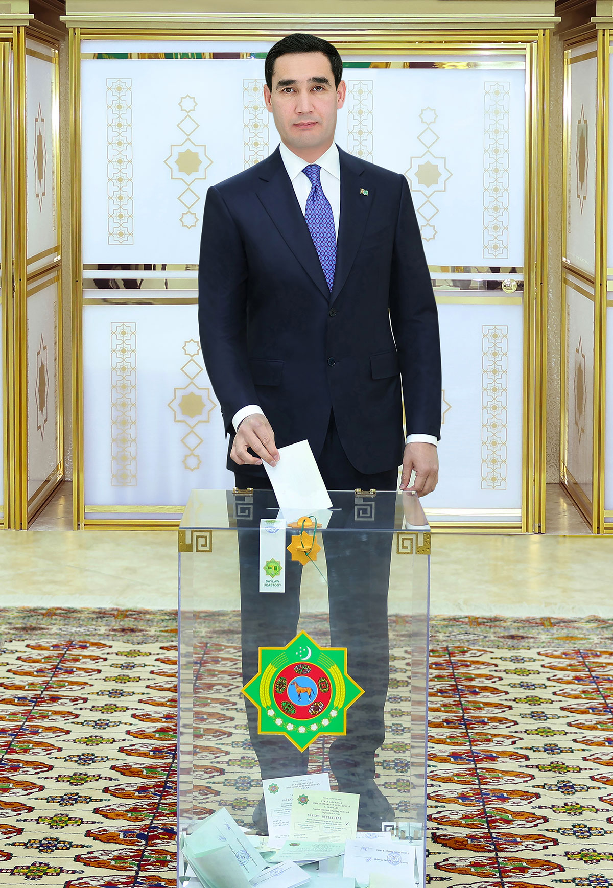 Президент Сердар Бердымухамедов проголосовал на выборах депутатов Меджлиса, членов халк маслахаты и Генгешей