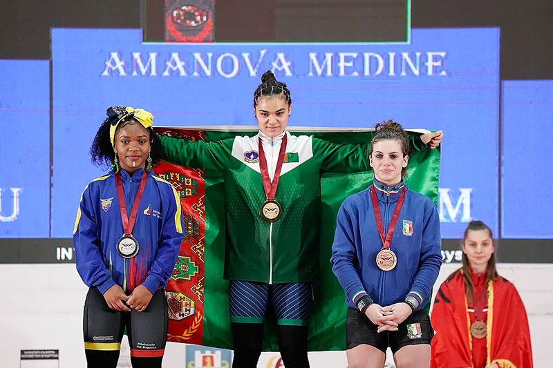 Türkmenistanyň agyr atletikaçysy üç altyn medal gazanmak bilen, 17 ýaşa çenli gyzlaryň arasynda dünýä çempiony boldy