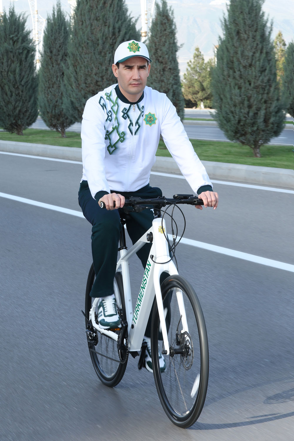 President Serdar Berdimuhamedov took participation in a mass bike ride