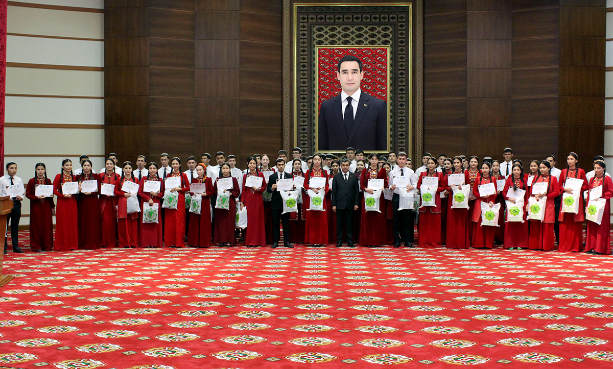 В ИМО МИД Туркменистана наградили победителей олимпиады по приоритетным направлениям дипломатии