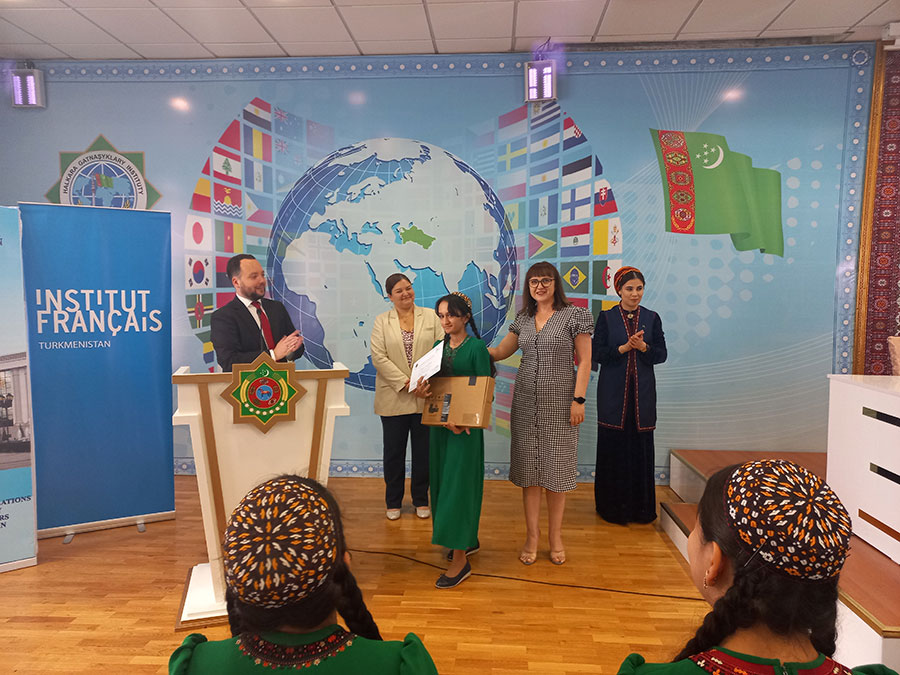 В Туркменистане наградили победителей Олимпиады по французскому языку
