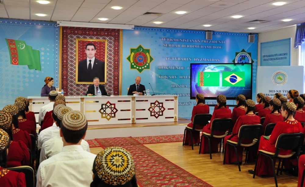 Новый Посол Бразилии встретился с представителями туркменских вузов