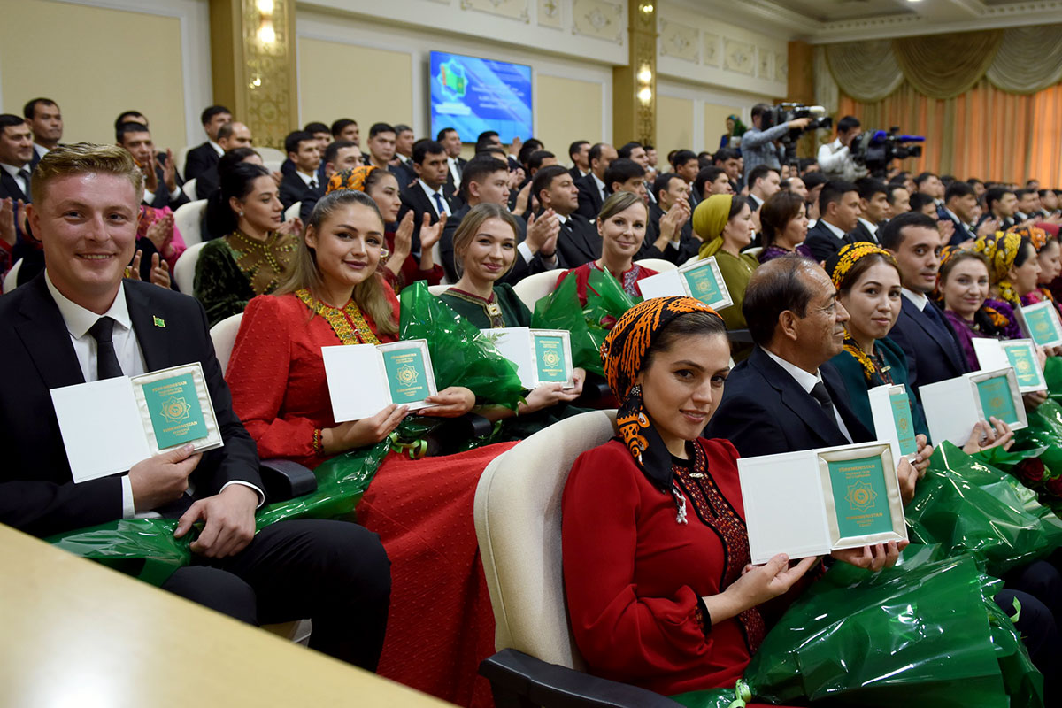 Türkmenistanyň täze raýatlaryna pasportlar gowşuryldy