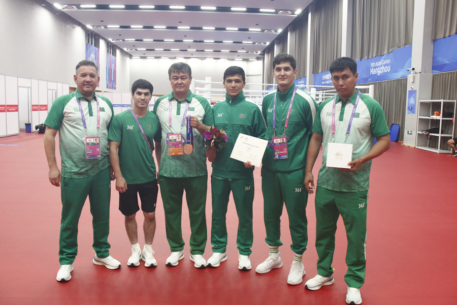 Боксёру из Туркменистана вручили бронзовую медаль Азиады в Ханчжоу