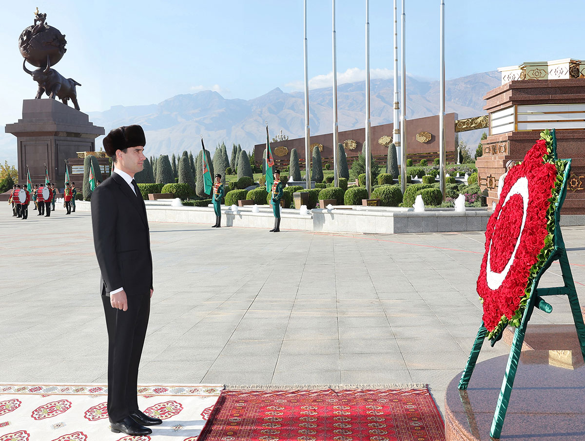 President Serdar Berdimuhamedov took part in the ceremony on the Memorial Day