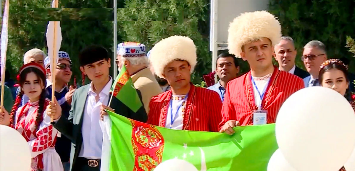 The play "Eternal Legends" opened the festival program of puppet theaters in Dushanbe