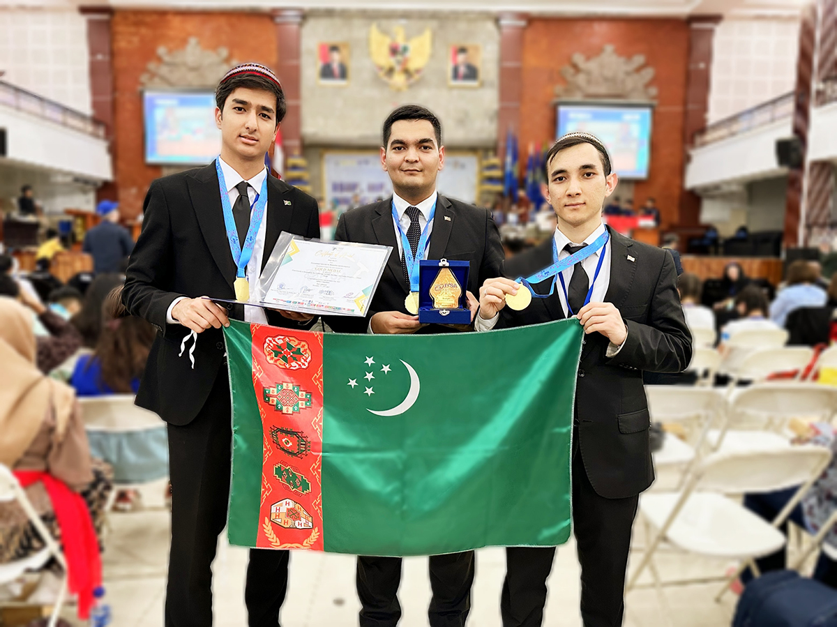 Туркменские студенты достойно выступили на Международной ярмарке науки и изобретений в Индонезии