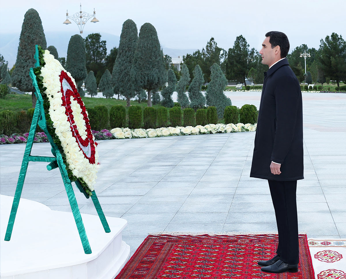 Президент Туркменистана принял участие в церемонии возложения цветов к Монументу нейтралитета