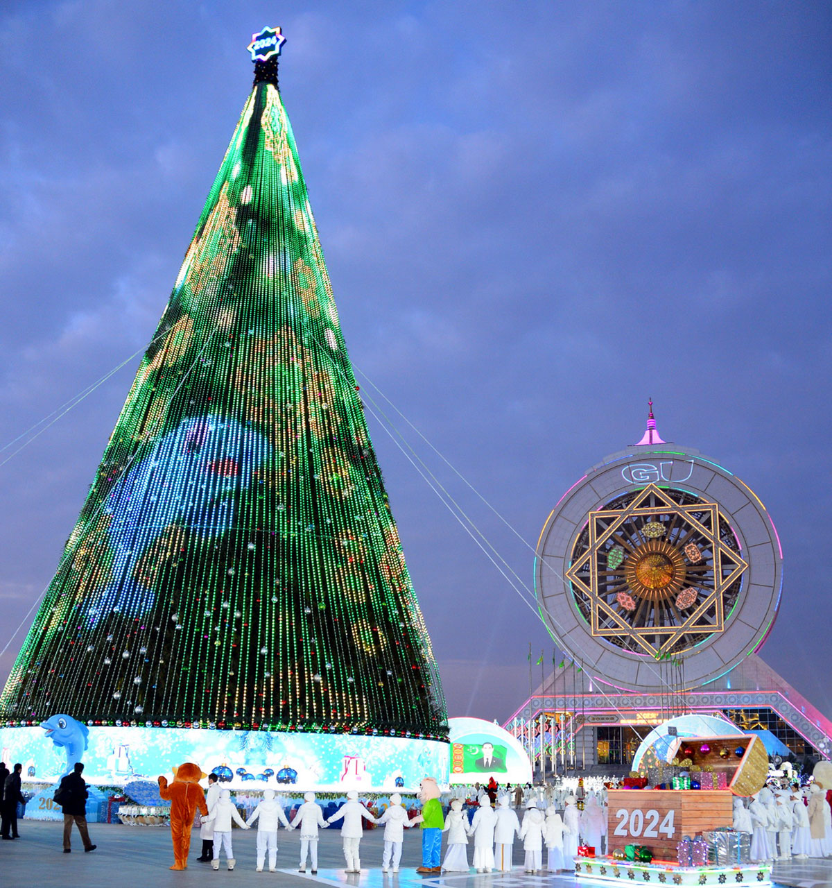 Зажглись огни на Главной новогодней ёлке Туркменистана