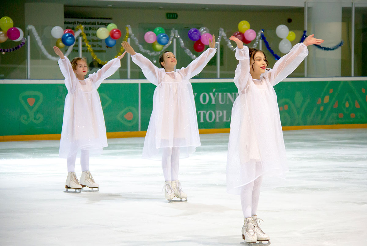 New Year's performance on ice was shown by young figure skaters of Turkmenistan