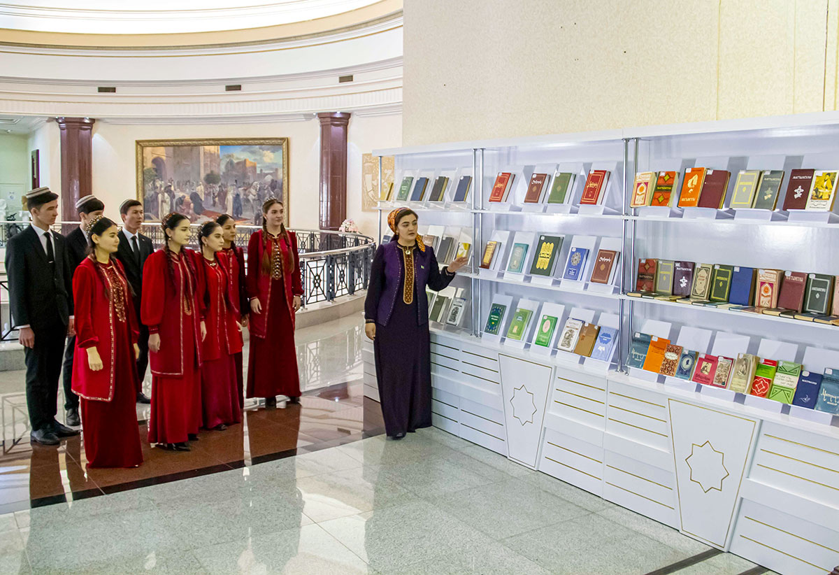 Bazar Amanov Children's Library holds an exhibition of books by Magtymguly Pyragy at the State Academy of Arts