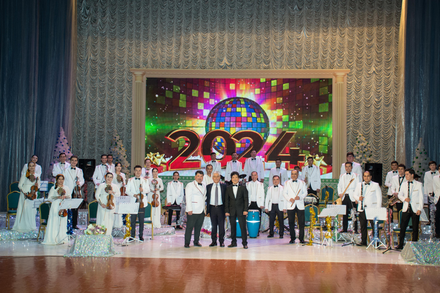 Звезды туркменской эстрады дали Новогодний концерт